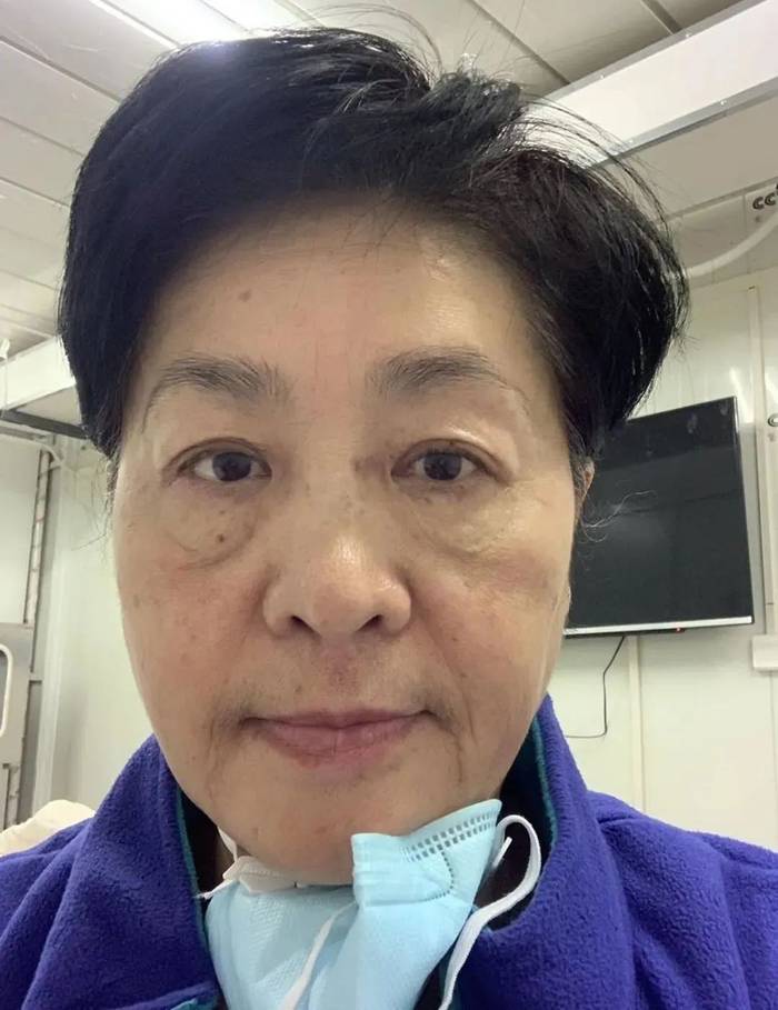 ·母亲发来的自拍照，比起最严重时期的面黄肌瘦，好了很多。