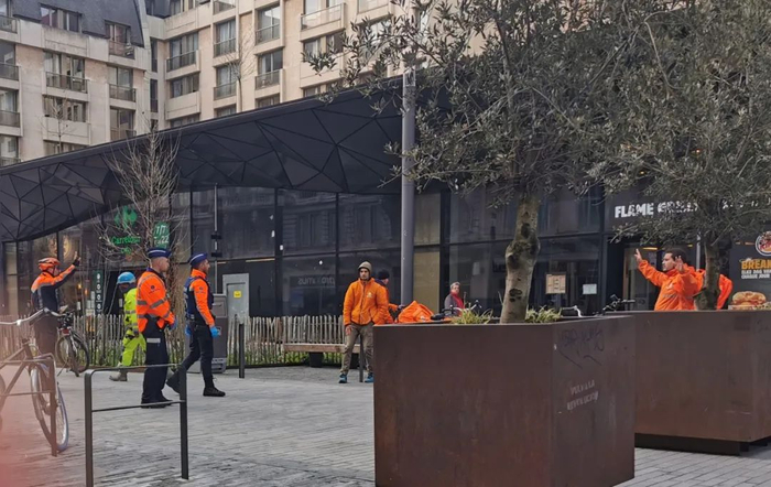 3月19日，在布鲁塞尔市中心，警察在训诫三名聚在一起的快递员。新华社记者 潘革平 摄