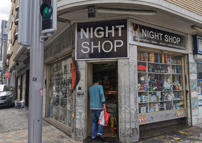 布鲁塞尔街头一家“夜店”。新华社记者 潘革平 摄