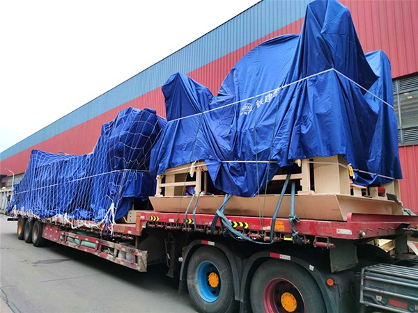 盾构机装车发运。