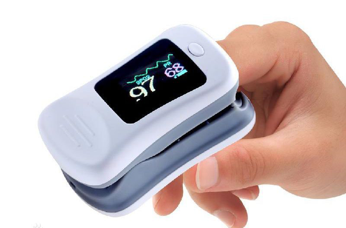 主控采用华大半导体的HC32L系列，芯片采用Cortex M0+内核，主频范围32~256K Flash，4~32K RAM，供电范围1.8~5.5V，深度休眠情况下电流仅仅只有0.5uA，更加可以延长电池使用寿命，因此非常适合