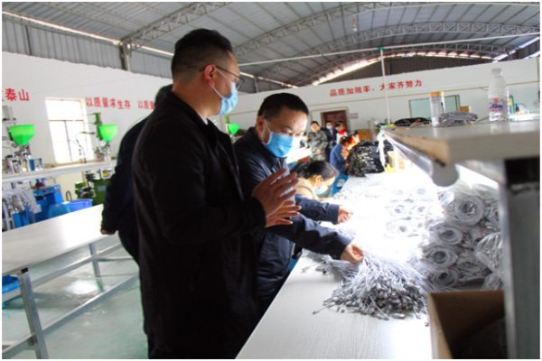 温剑、孟端平在广南县南屏镇顺兴民族手工艺合作社调研