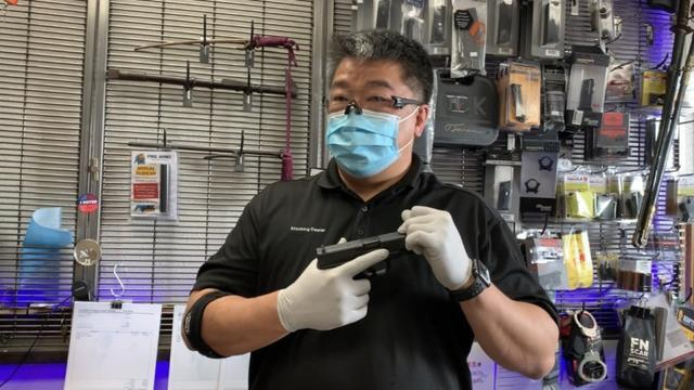  据洛杉矶地方新闻网laist报道，美国多个城市近期出现民众扎堆购买枪支弹药的现象，其中华裔居民是主力军之一。图据laist网站