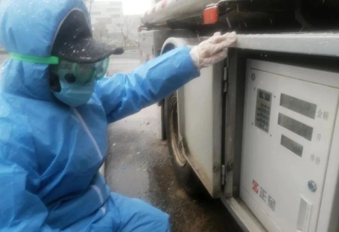 宏图大道加油站员工全副武装守在方舱医院，为设备加油。吴健 摄