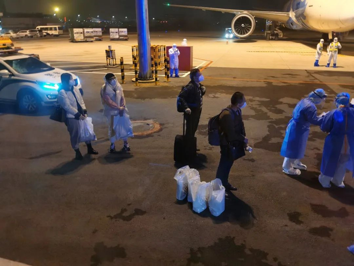 在郑州机场停机坪等待大巴转运至隔离点　方玉儿供图