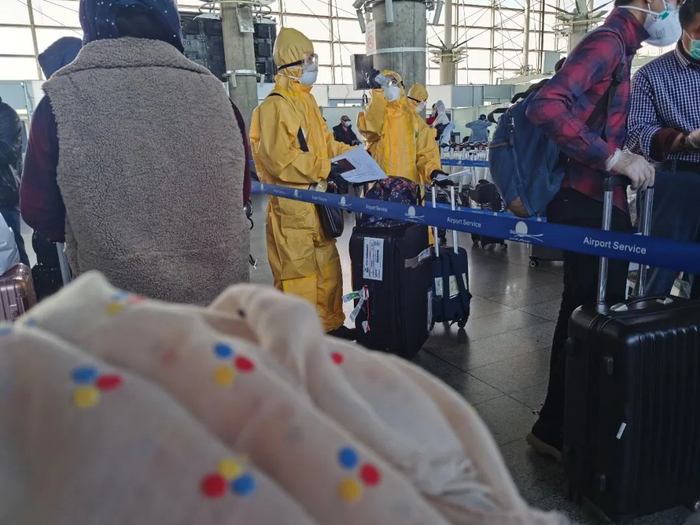 在德黑兰机场办理登机　方玉儿供图