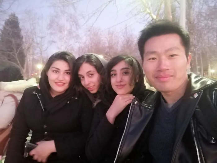 疫情前，小禹（右一）和伊朗朋友在公园的自拍　小禹供图