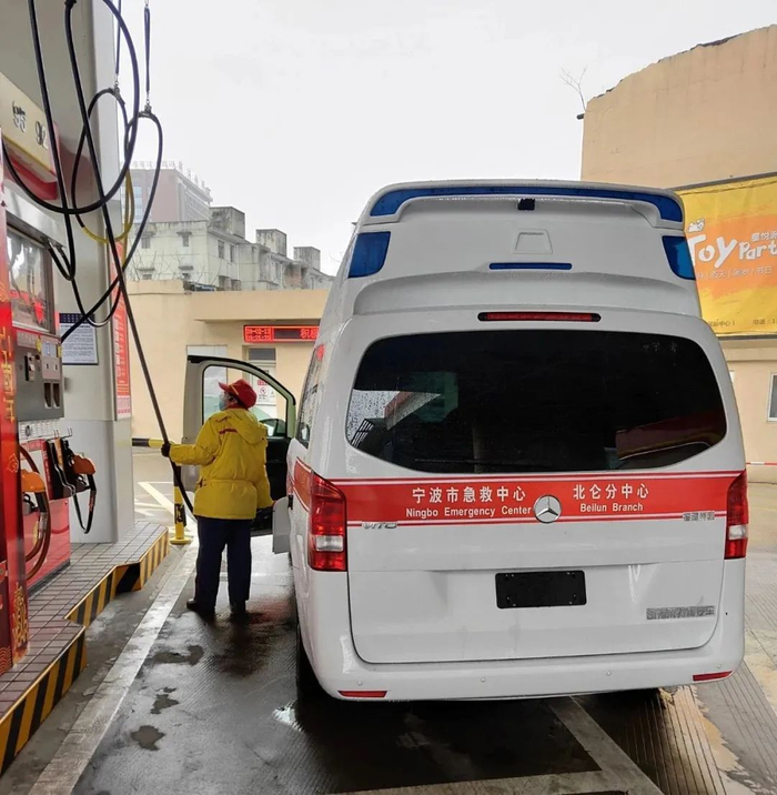 浙江销售宁波甬二站，加油员正在给一辆执行任务的急救车加油。董国妹 摄