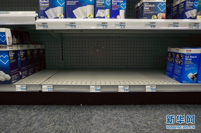 美国加州3月4日宣布全州进入紧急状态。图为洛杉矶一家药店，摆放口罩的货架已经空了。图据新华社