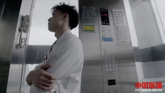 博士毕业后进入南京鼓楼医院的徐晔，需要经过几年住院轮班和急诊室值班训练才能出诊