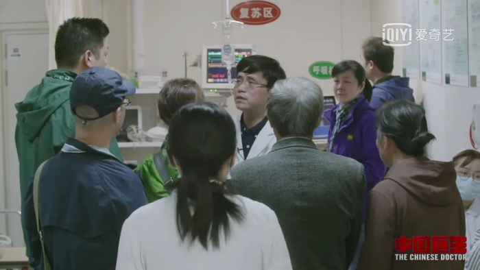 王军在为家属解释急救情况