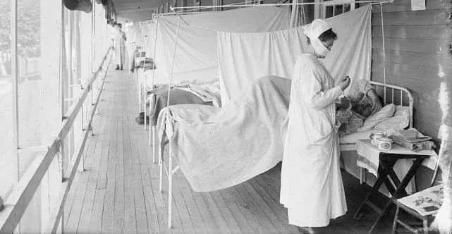 　　美国瓦尔特-瑞德陆军医院收治“西班牙流感”病患，此时病房开始采用简单的隔离措施，护士也开始佩戴原始的医用口罩