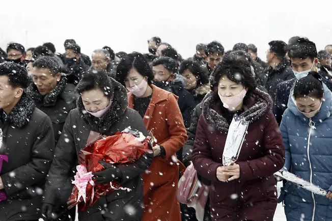 在公共场合戴口罩的朝鲜民众（图源：美联社）