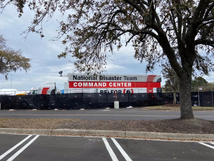  设在大型停车场上的帐篷检测点　摄|胡健