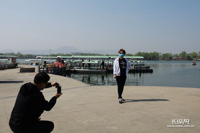 石家庄植物园游客拍照留影。长城新媒体记者 刘延丽 摄