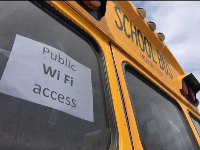  校车出动提供公共wifi网络，以便学生上网课