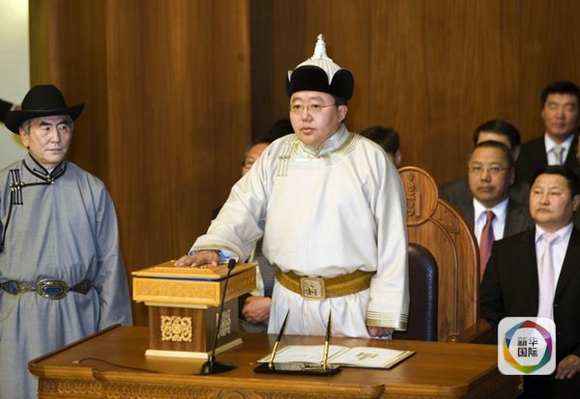 2009年6月18日，蒙古国当选总统查希亚·额勒贝格道尔吉（中）在首都乌兰巴托国家宫宣誓就职。（图片来源：新华/路透）