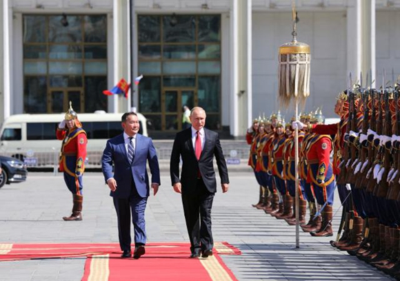 2019年9月3日俄罗斯总统普京访问蒙古国。身着传统服饰的仪仗队，和人民蒙古时期的苏式军装有较大差别（新华社）