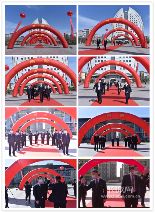 班主任老师们代表所有高三同学跨过成人门。安军涛 摄