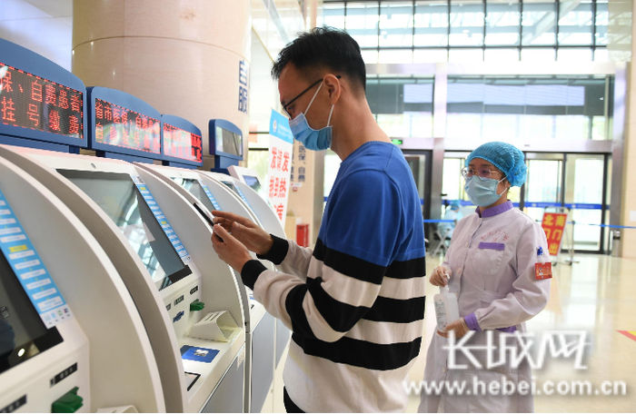 患者使用自助挂号系统挂号。