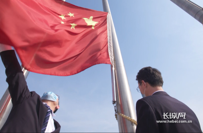 庄严的升旗仪式。安军涛 摄