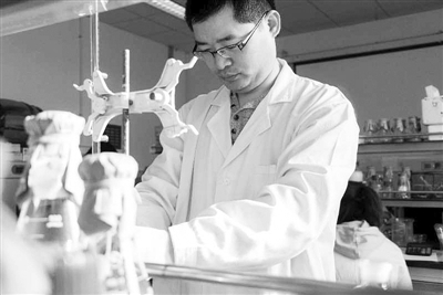  天津科技大学生物工程学院教师对企业委托的项目进行相关研究。