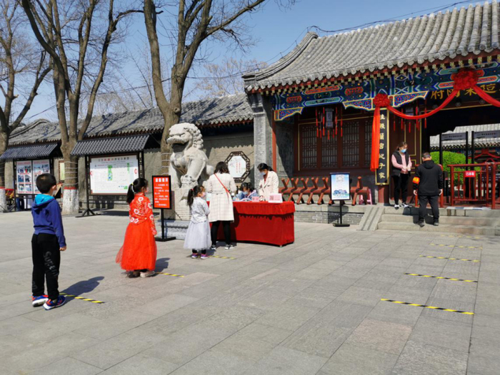 荣国府门前，游客排队进入。记者 马静 摄