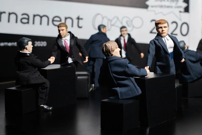 ▲八位棋手握手，这在叶卡捷琳堡可是难得一见哦！
