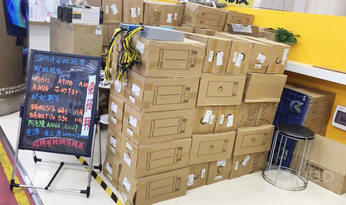 华强北赛格广场商铺内堆放着的矿机（资料图）。图片来源：每经记者 刘玲 摄