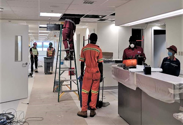 建设者抢建医院。