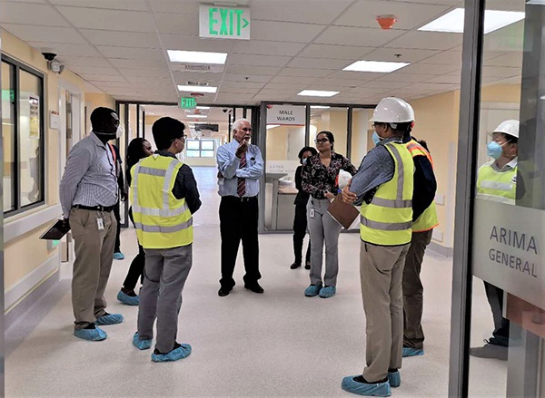 建设者和业主在现场布置工作。