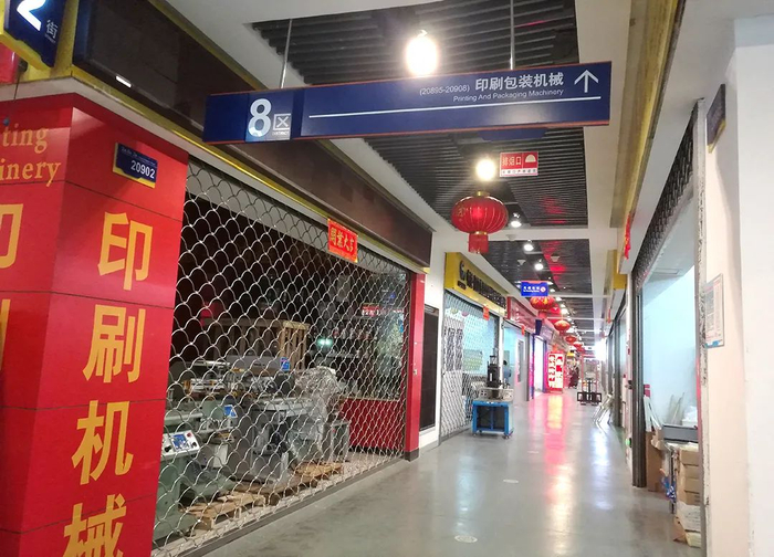  义乌国际生产资料市场内不少商铺未开门营业，市场内客流较少。摄影：《中国经济周刊》记者 陈一良