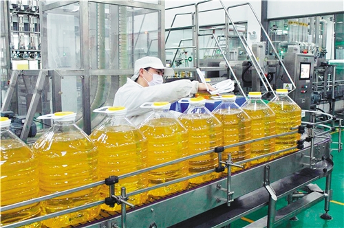 中储粮油脂公司新郑基地食用油加工生产线，工人正在工作。