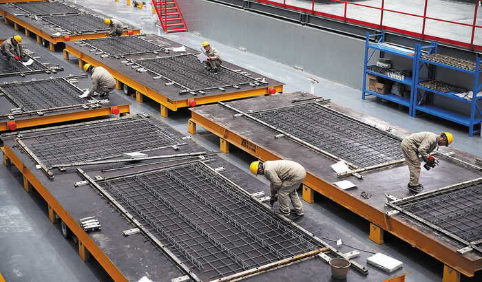 生产车间内，工人们正在进行装配式施工 中国五冶集团供图
