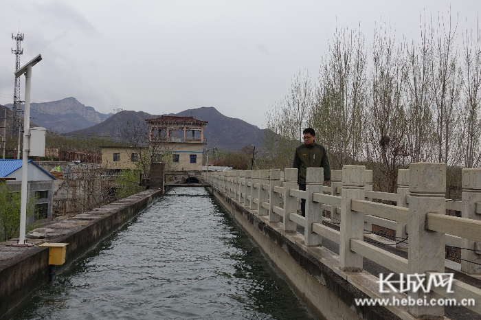 灌区工作人员正在巡查渠道。 王林红 摄