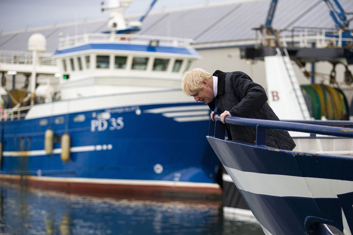 ▲去年9月6日，约翰逊在苏格兰一艘渔船船头凝视。