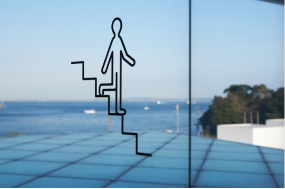 横须贺美术馆内的标识