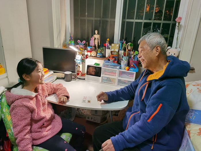 元宵节那天，父亲给李昕发了一张他和李昕女儿的照片。