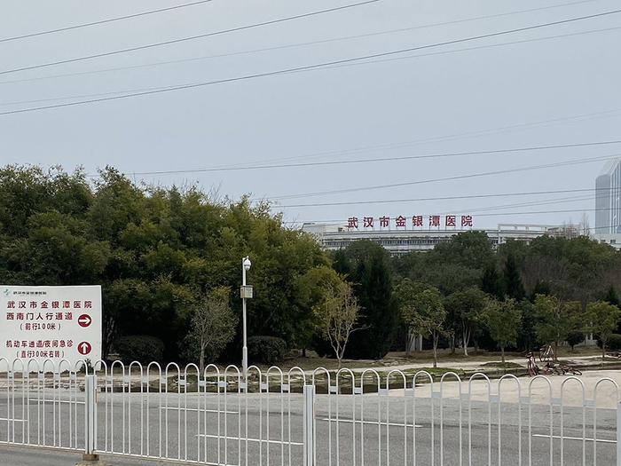 　　走进方舱时，医护人员感到金银潭医院在背后给自己施压：如果患者病情加重，很快就会进入更危险的境地。 澎湃新闻记者 赵思维 图