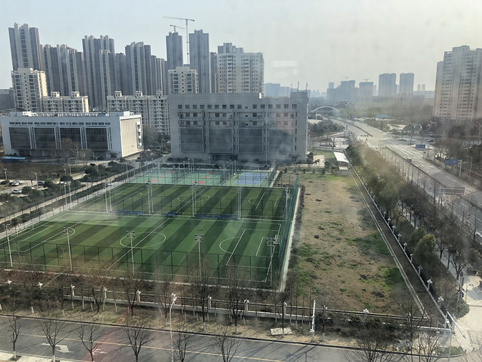从酒店窗户往外看，足球场和篮球场显得格外“诱人”。
