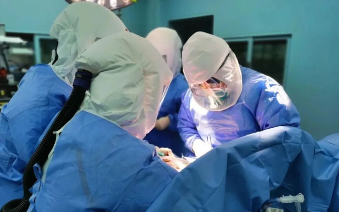 ▲为防止感染，手术过程中医护人员戴上正压头套。受访者供图