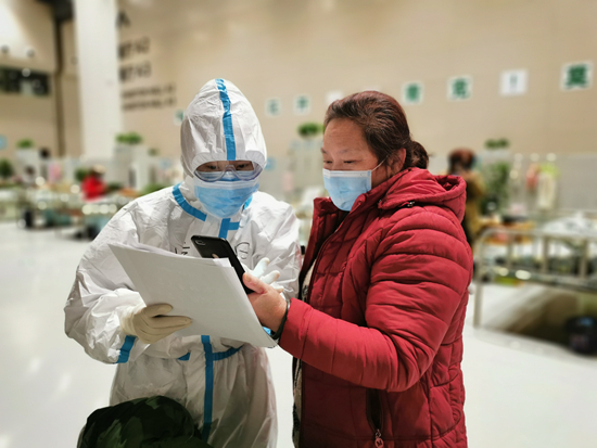 　　张博文向患者介绍健康宣教平台。中日友好医院供图