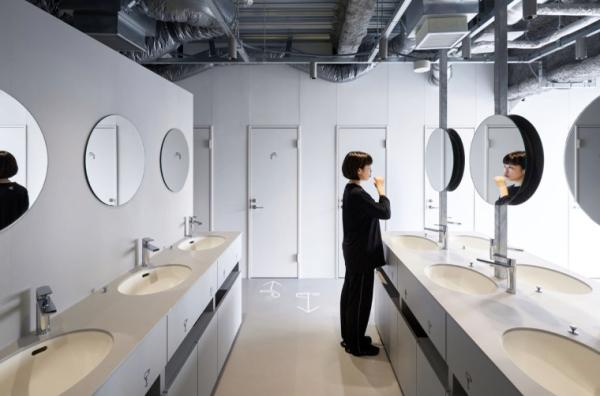 东京“水道桥9小时胶囊旅馆”梳洗处，2019年的设计