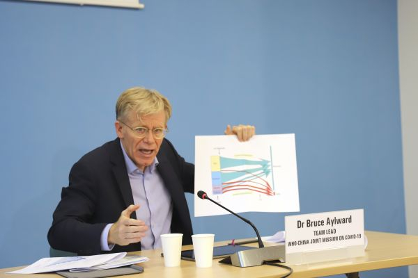 2月25日，在世卫组织日内瓦总部举行的记者会上，世界卫生组织赴中国考察专家组负责人布鲁斯·艾尔沃德对中国务实而灵活的大规模防疫措施表示赞赏。（资料图片）