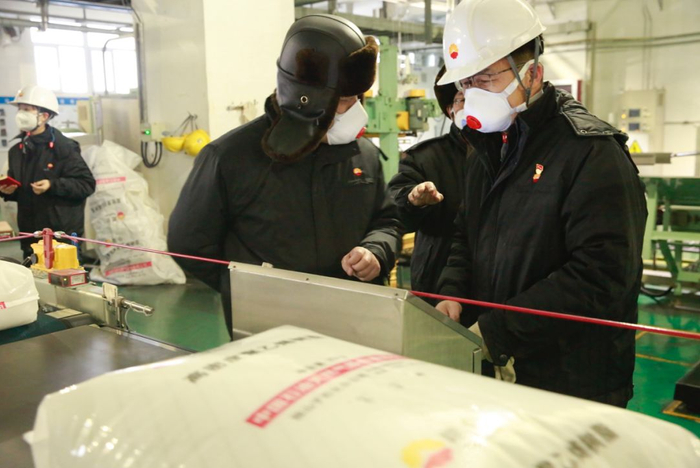 员工在产品包装线上加强巡检 帕尔哈提摄