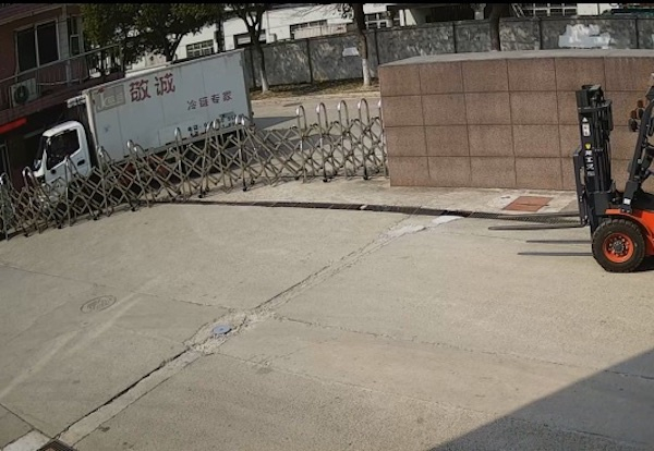 图说：货车驾驶员不肯下车测体温，还驾车撞向大门 来源／金山警方供图