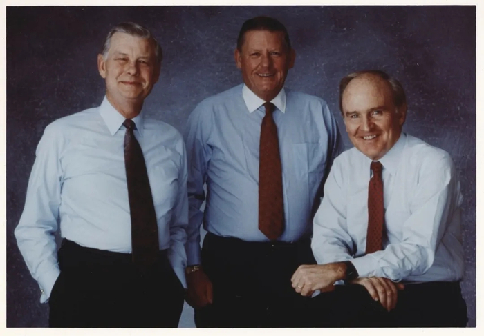 韦尔奇（右）与GE副董事长兼执行官劳伦斯A.博西迪（中）和爱德华E.胡德 图片来源：创新与科学博物馆