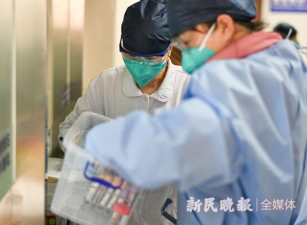  图说：2月中旬，陆续有大批的康复者从上海市公共卫生临床中心出院 新民晚报记者 陈梦泽 摄（下同）