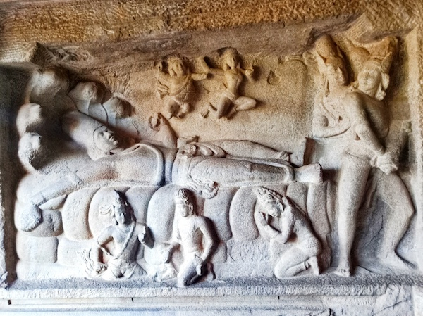 “躺在无尽舍沙蛇之上的那罗延”，诛水牛者石窟。