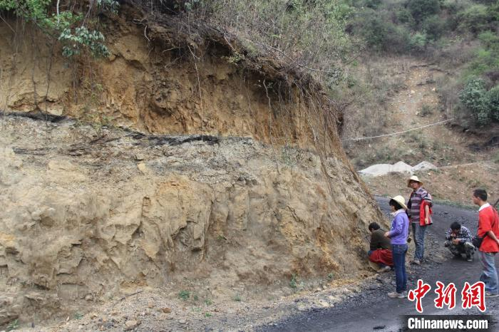     科研团队考察云南剑川盆地火山岩。青藏高原所供图